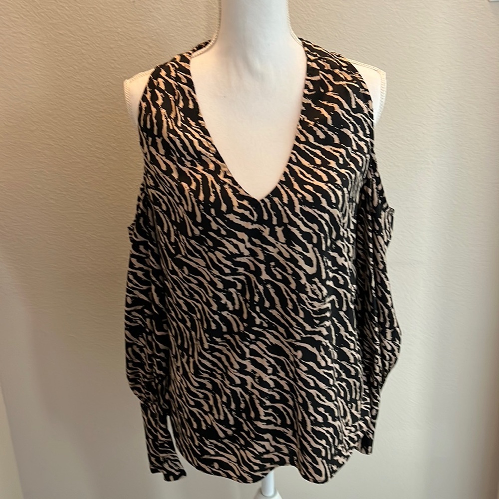 5/48 Blouse. Open at shoulders
